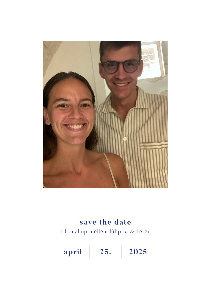 
                Et Save the Date kort hvor et billede af jer, brudeparret, bliver sat i fokus. I kombination med en skrift i en smuk blå farve. I kan på bagsiden indsætte bryllupsprogram eller kontakter til toastmaster, gavekoordinator mm. Til designet kommer også matchende elementer i form af velkomstskilt, salmehæfte, bordoversigt, menukort, bordkort, drinkskort, takkekort, invitation mm. således I kan skabe en rød tråd for dagen.                